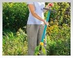 Встроенный выталкиватель позволяет эффективно удалять сорняки, оставляя руки чистыми.
