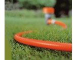 Яркий оранжевый цвет шланга делает его заметным на любой поверхности и предотвращает его повреждение, например, при использовании газонокосилки.
