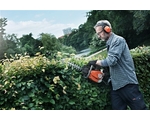 The robust design increases service life and prepares the hedge trimmer for tough work.