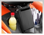 Открытый багажник с левой стороны легко доступен для оператора прямо во время работы.